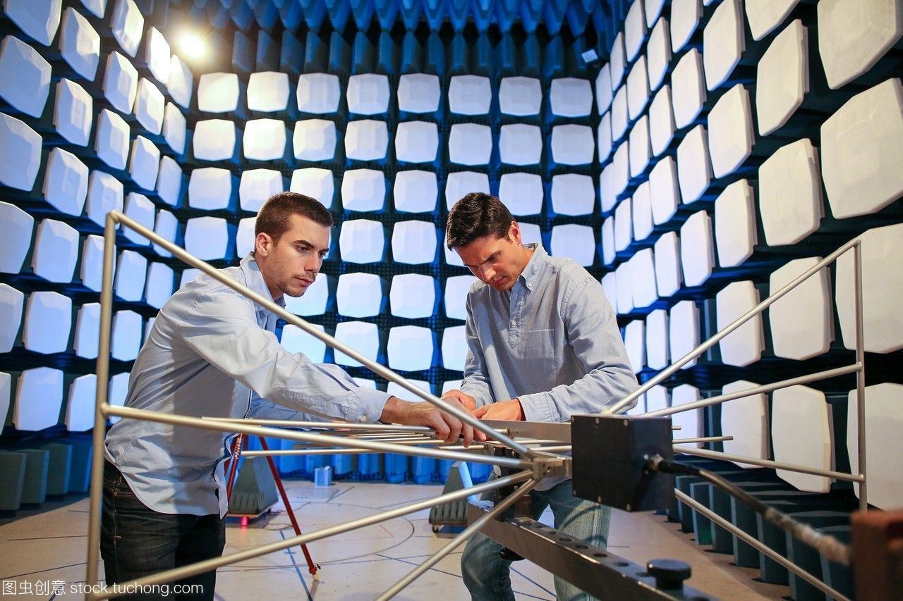 研究人員。消聲室。emc&電信實驗室低壓電器電子產品認證。技術服務行業。tecnalia研究與創新。bizkaia。巴斯克的國家。西班牙。